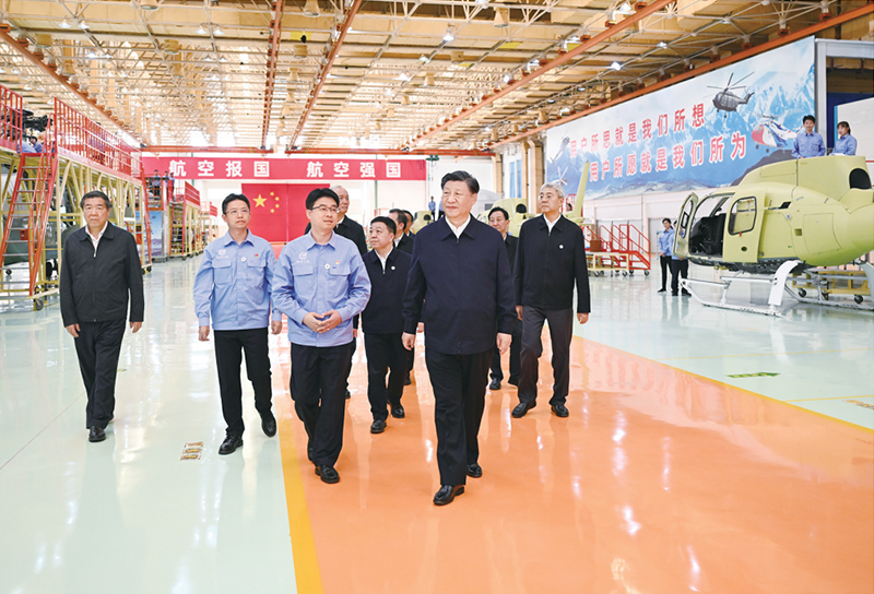 2023年10月10日至13日，中共中央总书记、国家主席、中央军委主席习近平在江西考察。这是11日上午，习近平在景德镇市昌河飞机工业（集团）有限公司考察。 新华社记者 燕雁/摄
