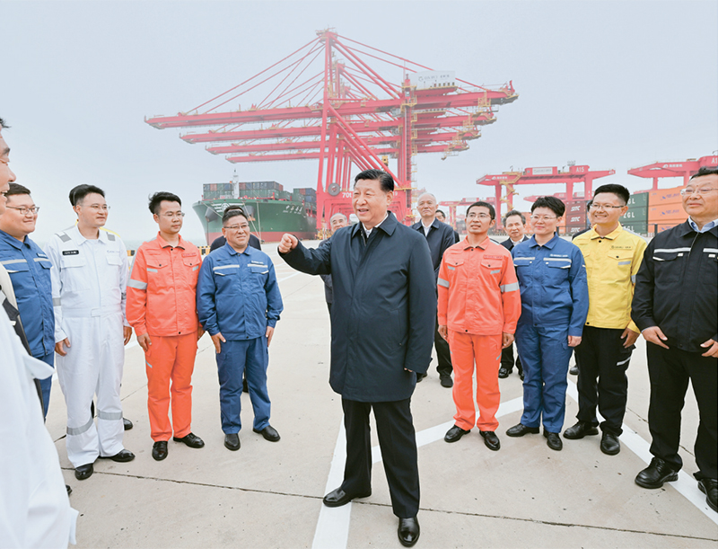 2024年5月22日至24日，中共中央总书记、国家主席、中央军委主席习近平在山东考察。这是22日下午，习近平在日照港亲切慰问港口科技工作者、运营人员、航运人员。 新华社记者 谢环驰/摄