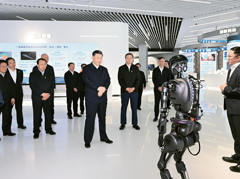2023年11月28日至12月2日，中共中央总书记、国家主席、中央军委主席习近平在上海考察。这是11月28日下午，习近平在浦东新区张江科学城参观上海科技创新成果展。 新华社记者 谢环驰/摄